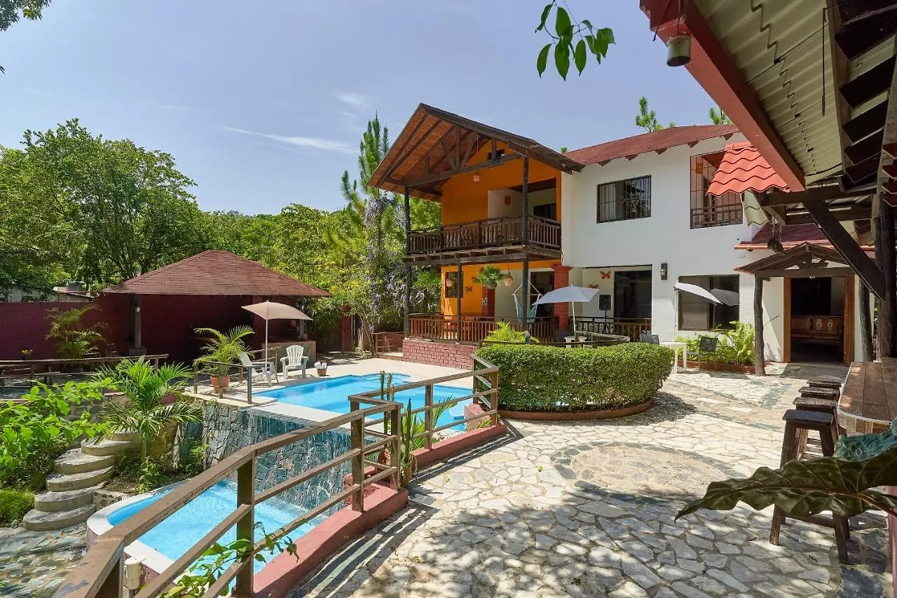 Villa Bayacanes en la carretera La Vega Jarabacoa